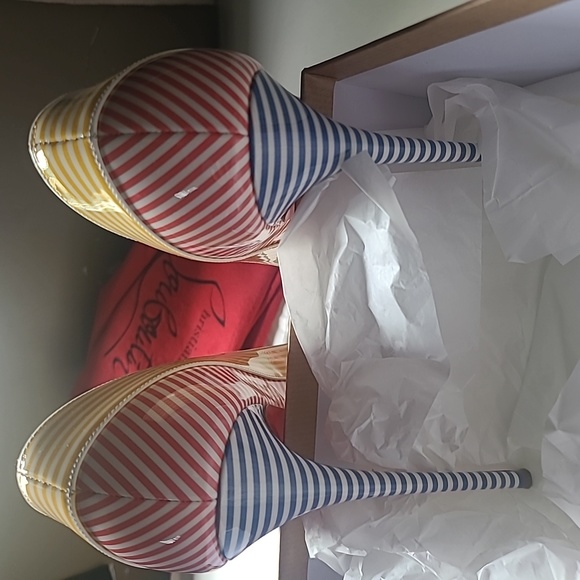 Christian Louboutin - Picture 5 of 8